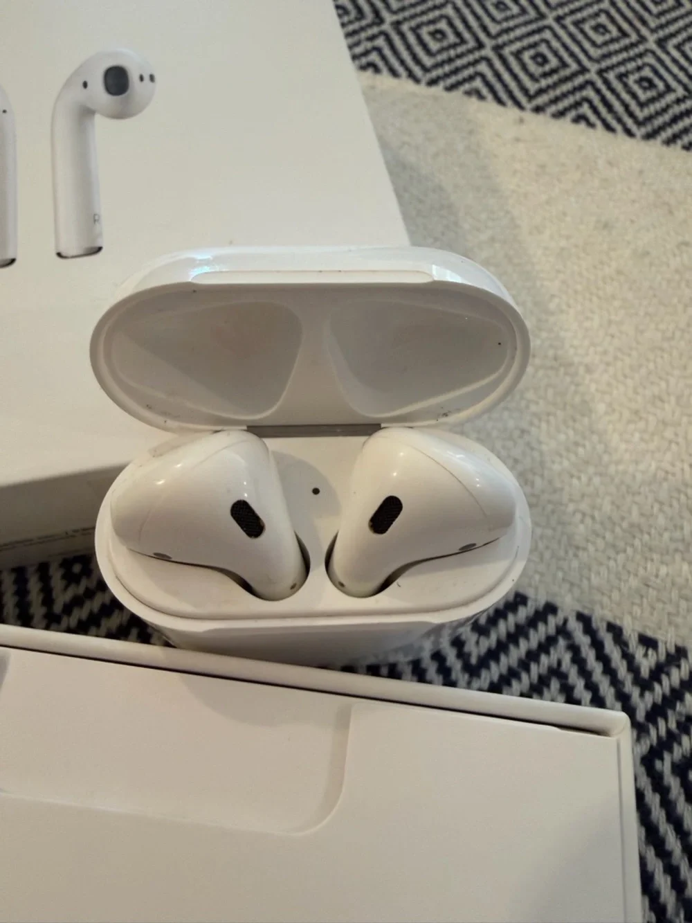 Apple AirPods Charging Case - White